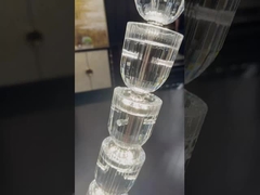 Nowy mieszkanie z kryształową kolumną LED, luksusowe lampy wiązające się z mieszkaniem.