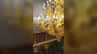 Niestandardowe oświetlenie kryształowego żyrandola w luksusowym holu hotelu