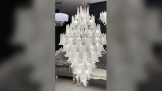Niestandardowy żyrandol z kryształowego deszczu w kształcie kaskady Złote pręty Galeria hotelowa Villa Club Luxury Linear