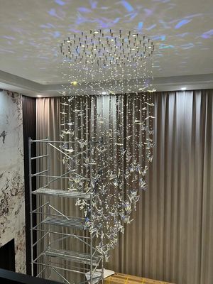 Długie kryształowe motyle Duplex Building Villa Hotel Club Light Luxury Spiral Staircase Chandelier Accessories