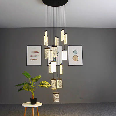 Oświetlenie schodowe w lobby hotelowym Aluminiowe i krystaliczne lampy zawieszkowe dla nowoczesnego designu