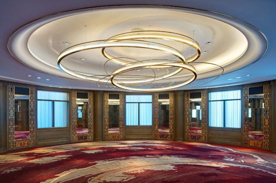 Źródło światła LED Sztukę Szkło Żelazo Aluminium Nowoczesny Hotel Lobby Banket Custom Duży Okrągły Złoty Metalowy Pierścień Szklane Droplight