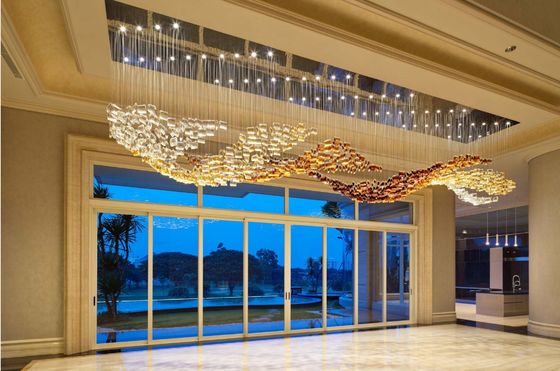 Lobby hotelu, specjalnie zaprojektowana żyrandola z miedzi i kryształowych akcentów