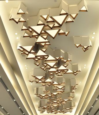 Niestandardowy Custom Hotel Engineering Light Wydział sprzedaży Sala bankietowa Połączenie trójkąta Geometria LED Stropne światło