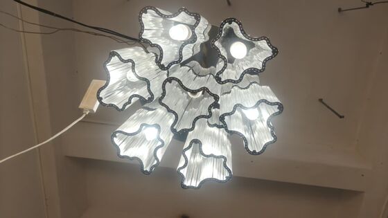 Nowoczesny klasyczny prosty biały światło LED kształt kwiatu ramka metalowa wiszący żyrandol kryształowy do dekoracji sali weselnej siatka sufitowa