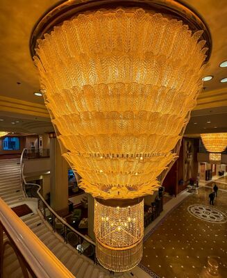 Luksusowy złoty kryształowy żyrandol - wielka wieńcowa lampa schodowa dla lobby 5-gwiazdkowego hotelu