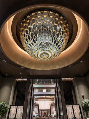 Dostosowywany hotelowy żyrandol kryształowy do lobby, sali balowej, działu sprzedaży, kreatywne niestandardowe oświetlenie wiszące